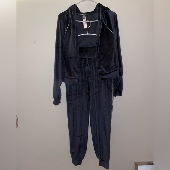 NWT-PINK/VS on the point bling velour sweat set
